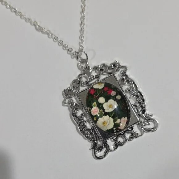 Vintage Silver Floral Scrollwork Pendant Necklace – Elegant Botanical Charm - Picture 6 of 9